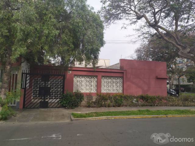 Venta de hermosa casa en Miraflores, ubicadas a la altura de cuadra 5 de la av. Roca y Boloña