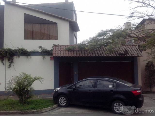Vendo casa de 3 pisos en La Molina Vieja