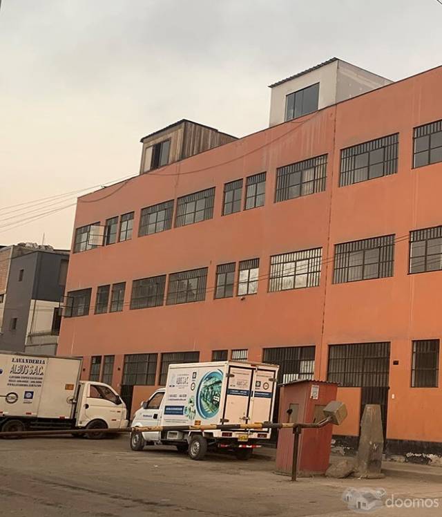 Se vende Local Industrial 1,600 m2 en buena ubicación, San Juan de Miraflores